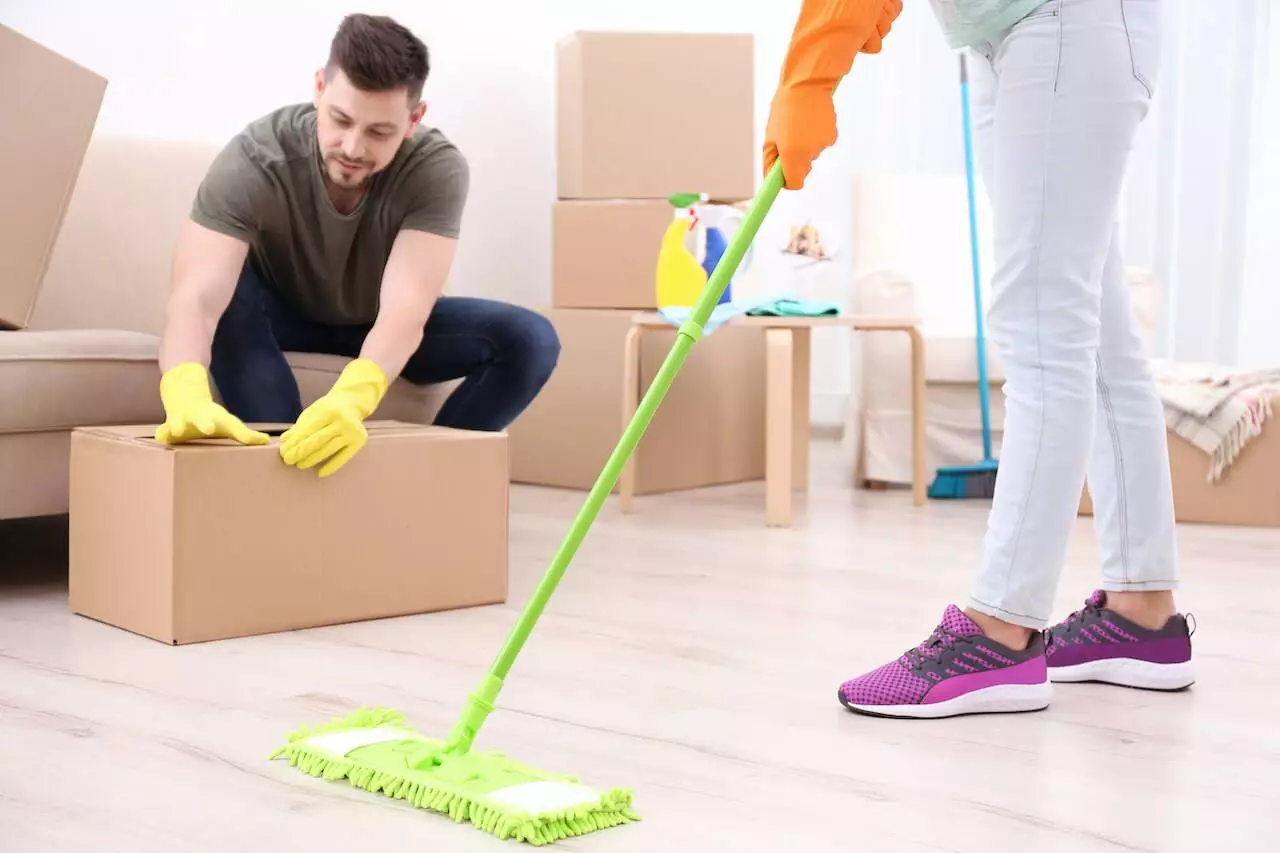 Professional Move Out Cleaning Experts Clean Apartment.
